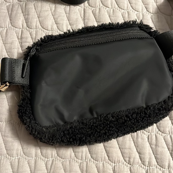 Black Lululemon fuzzy every day bag with gold hardware - Picture 4 of 6